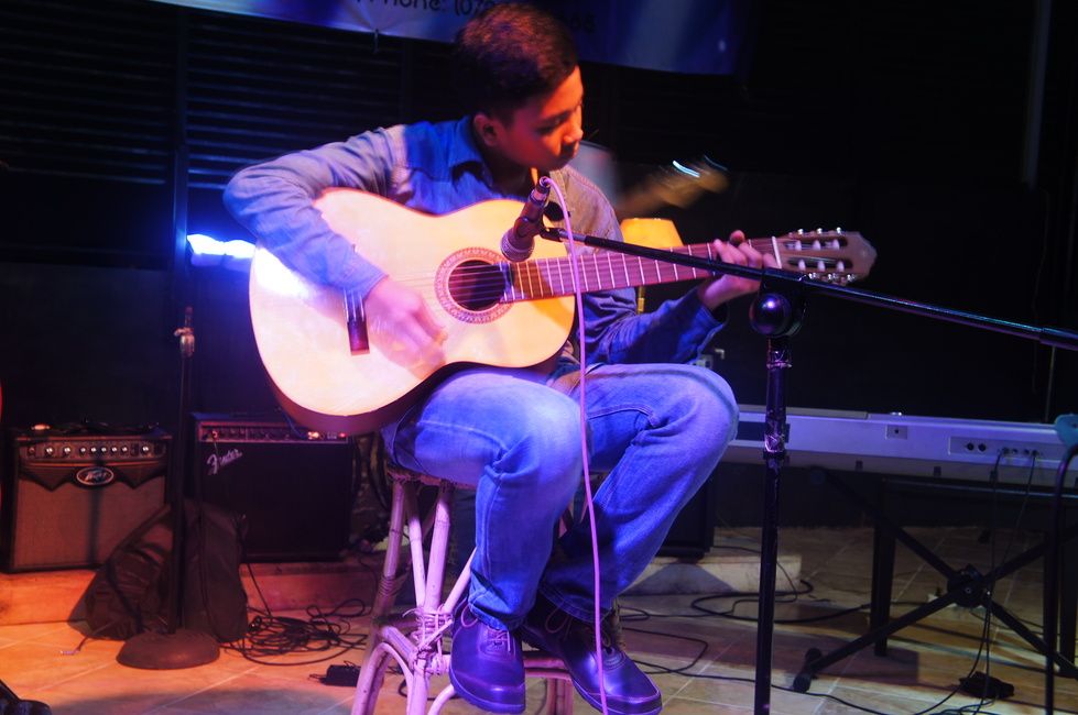 Murid Gitar Pondok Daud Musik di SOS