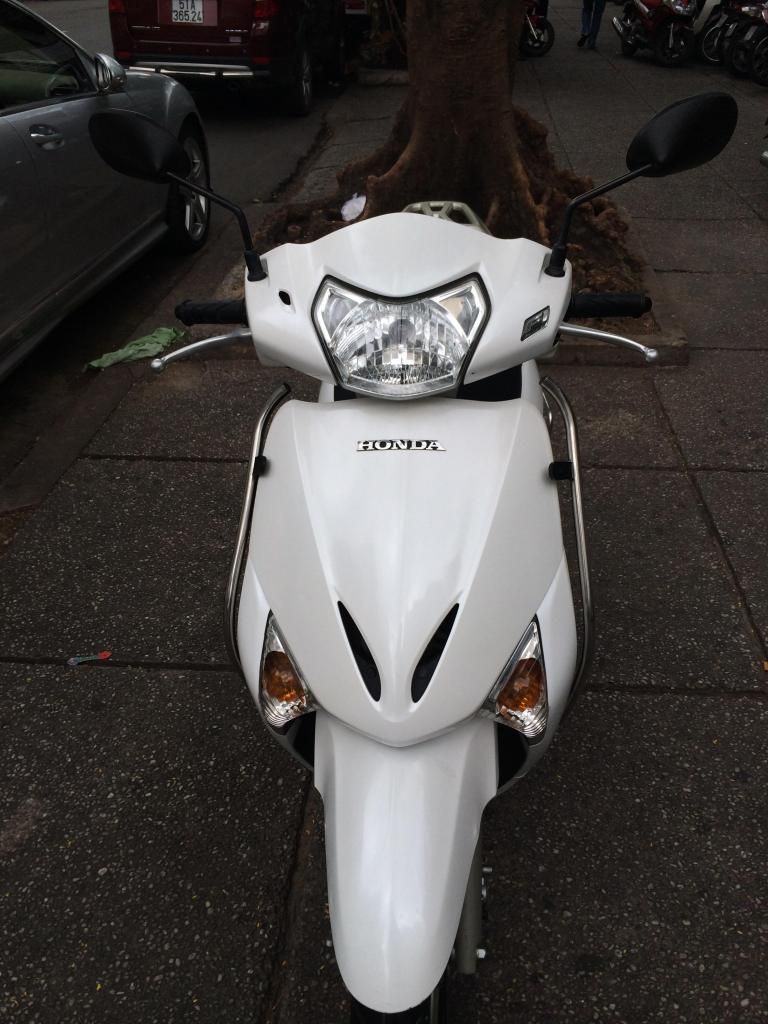 LEAD màu trắng 6/2011 xe keng