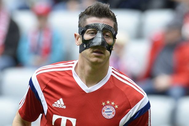 Robert-Lewandowski-wears-a-mask-in-2015_zpsgrgzuxcu.jpg